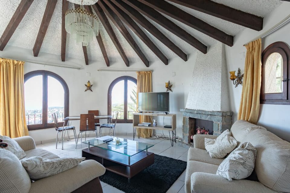 Living room with Smart TV English and Spanish channels

