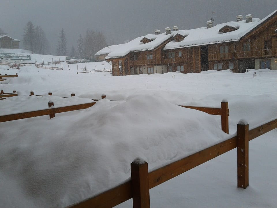 it's snowing!