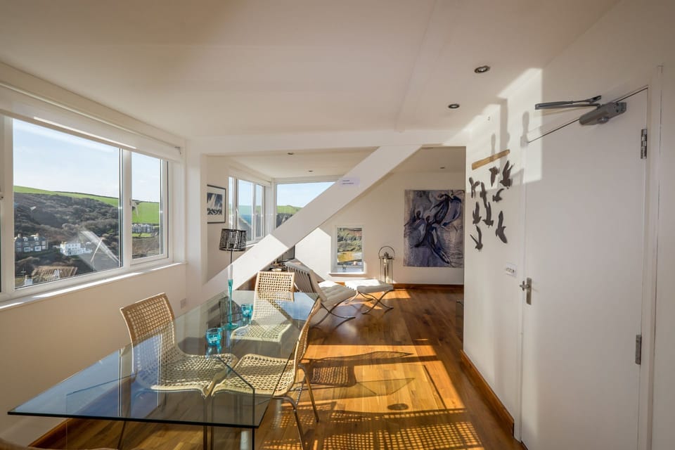 Trethoway, Port Isaac. Second floor: Light illuminates the space with ease