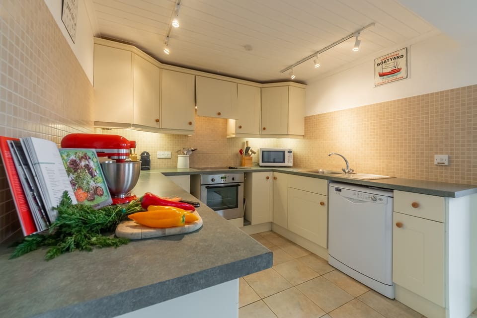 Palm Trees, Polzeath. Ground floor:  Well equipped kitchen