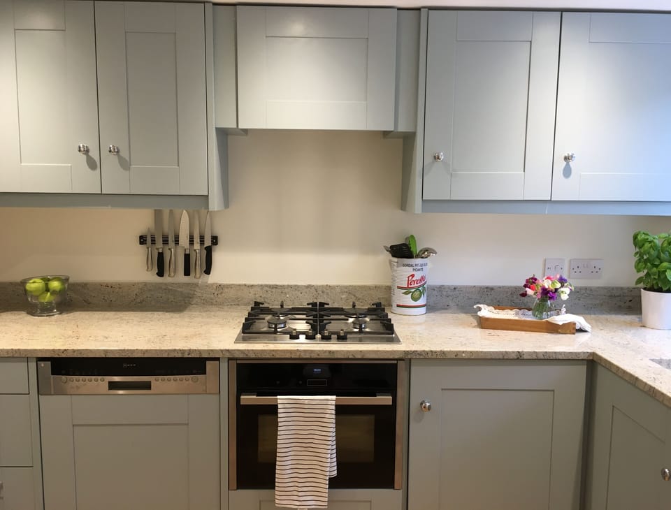 Newly fitted kitchen with all you need to prepare a meal.