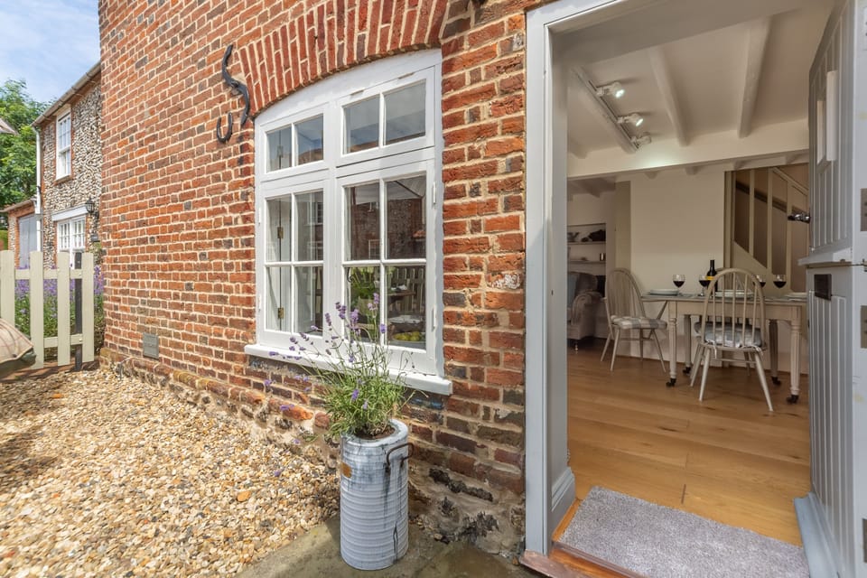 Welcome to Sexton's Yard Cottage, Docking