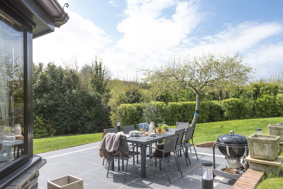 April Cottage, Polzeath. This idyllic setting is ideal for enjoying a stunning Cornish sunset