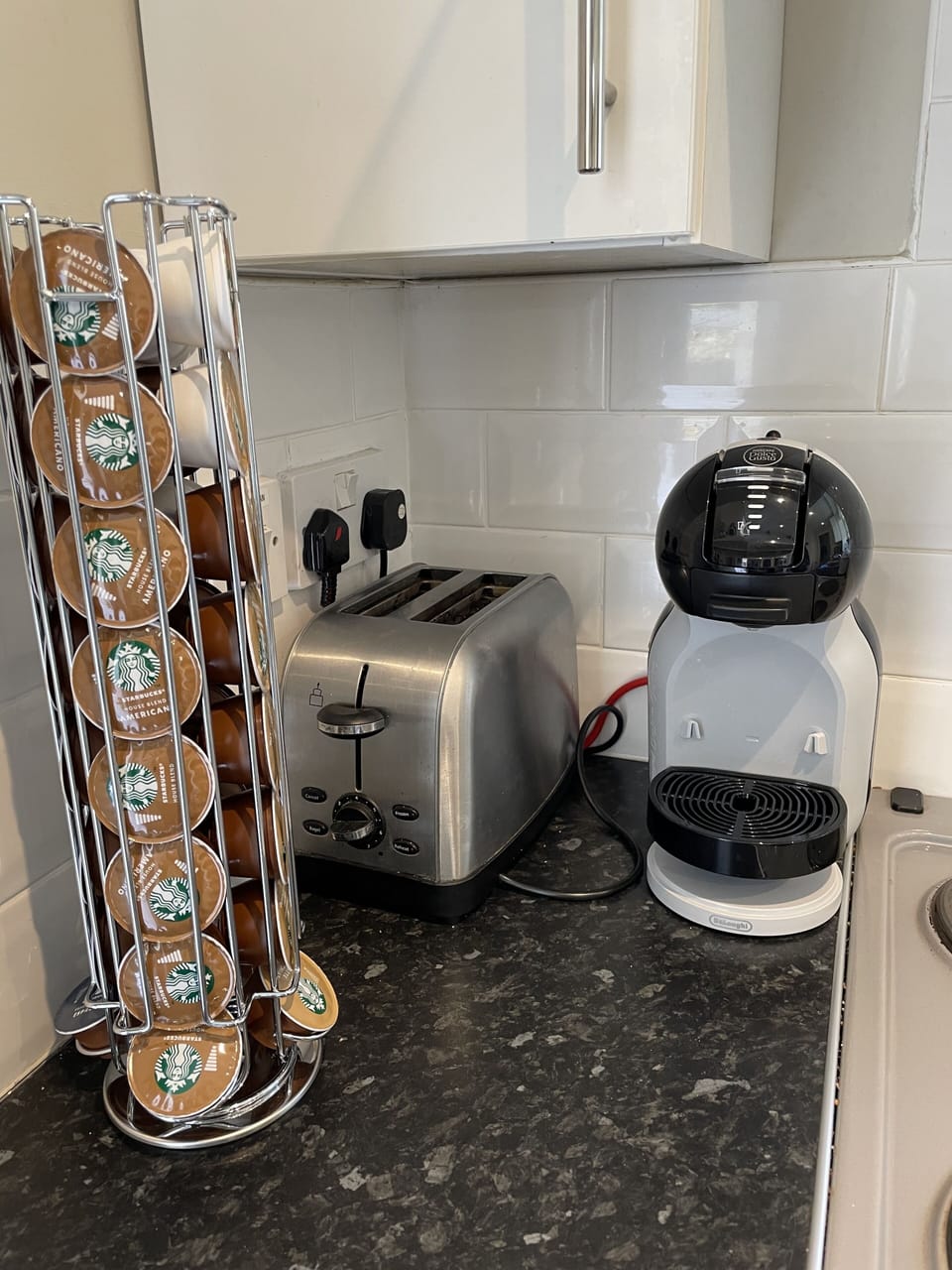Brand new coffe machine with Starbucks pods for guests 