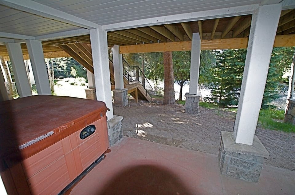 Jacuzzi and summer view