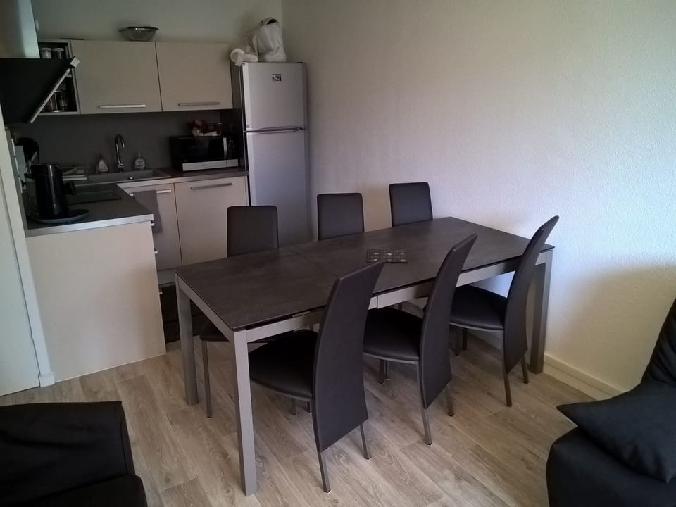 table extended into 6/7 seats, very easy to use