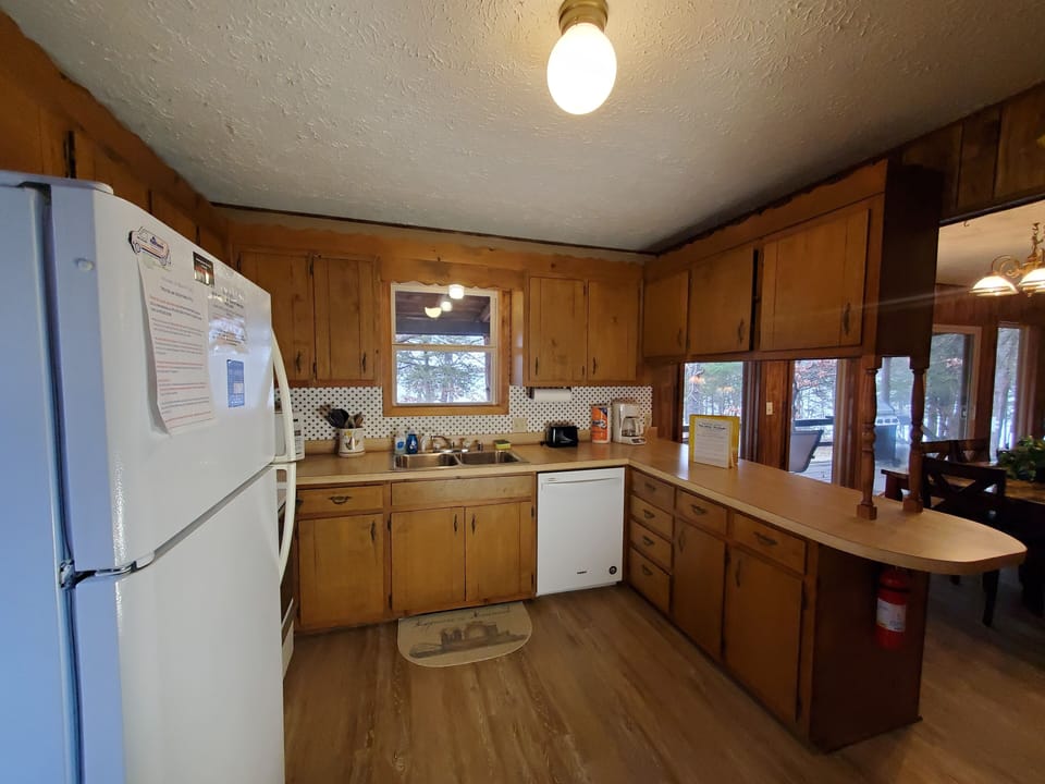 Fully Equipped Kitchen - 3 Stools at Kitchen Counter