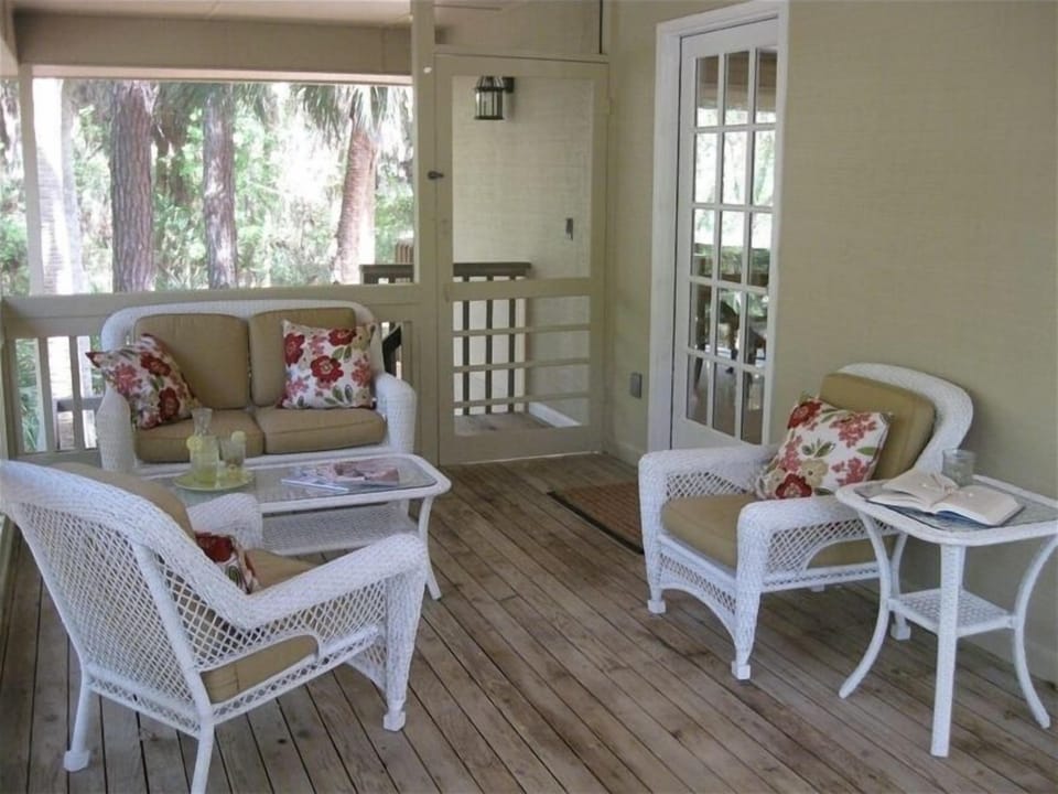 Spacious Screened-in Porch