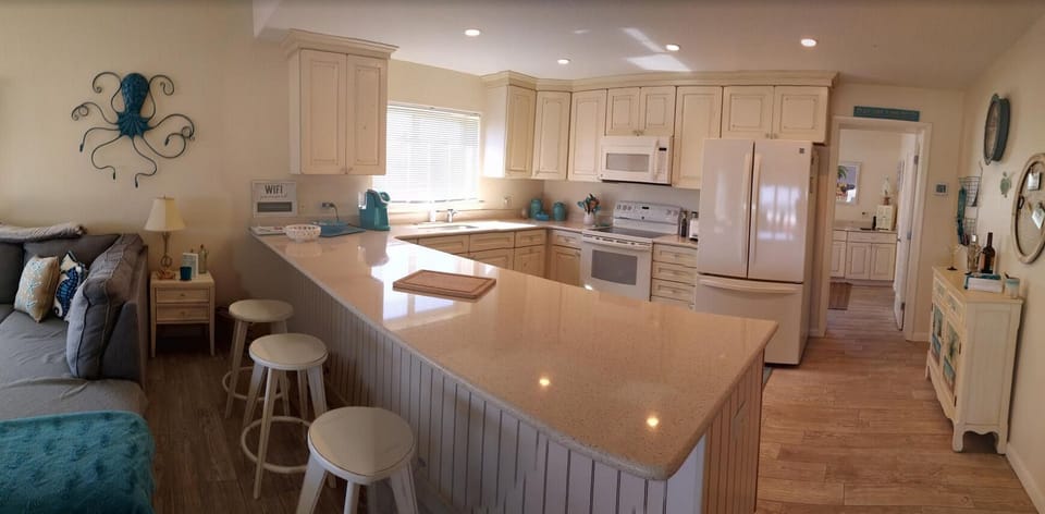 UPSCALE NEW KITCHEN WITH ALL AMENITIES