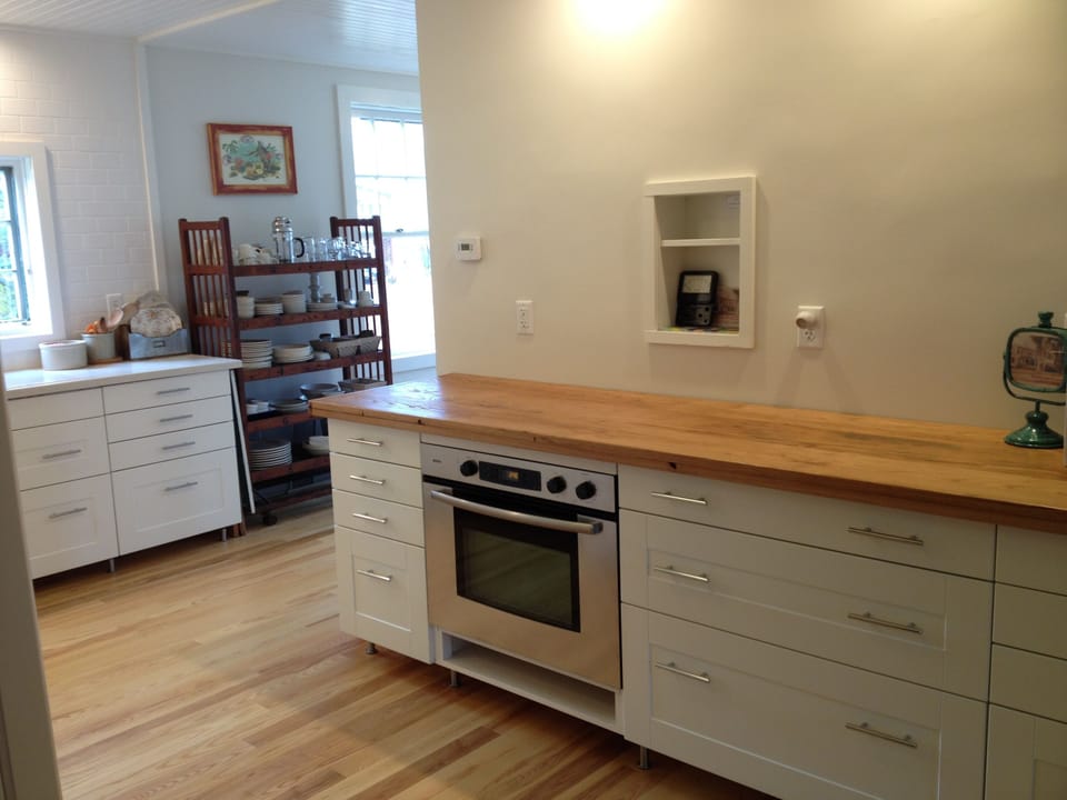 Kitchen, Bosch and GE appliances, fully equipped.