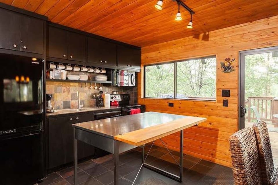 Kitchen with cooking island