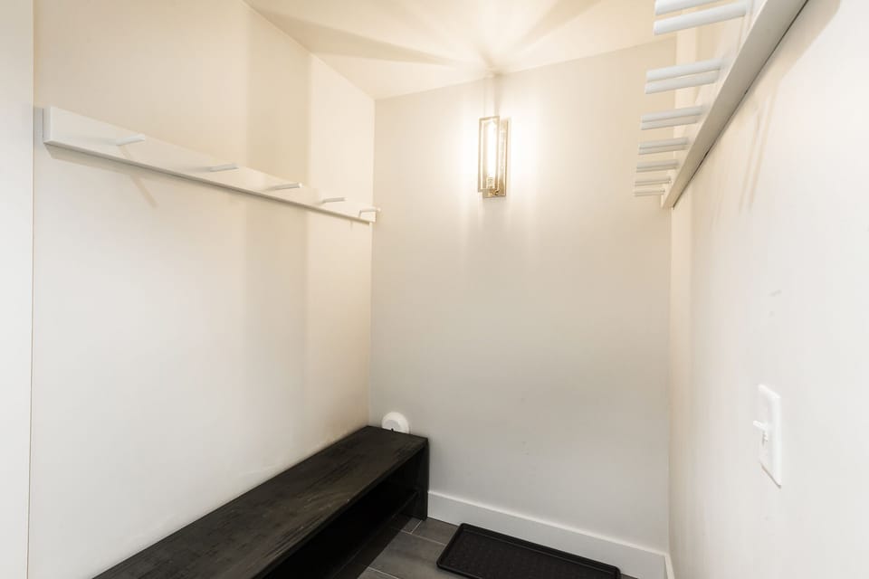 Entry Ski/Coat Storage