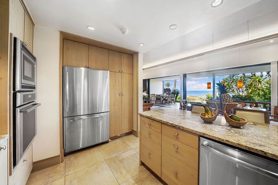 Well-stocked kitchen with gourmet knives and high-end cookware included.