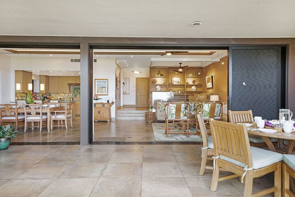 Open 10-ft doors for breezy indoor-outdoor living and Maui-style dining.