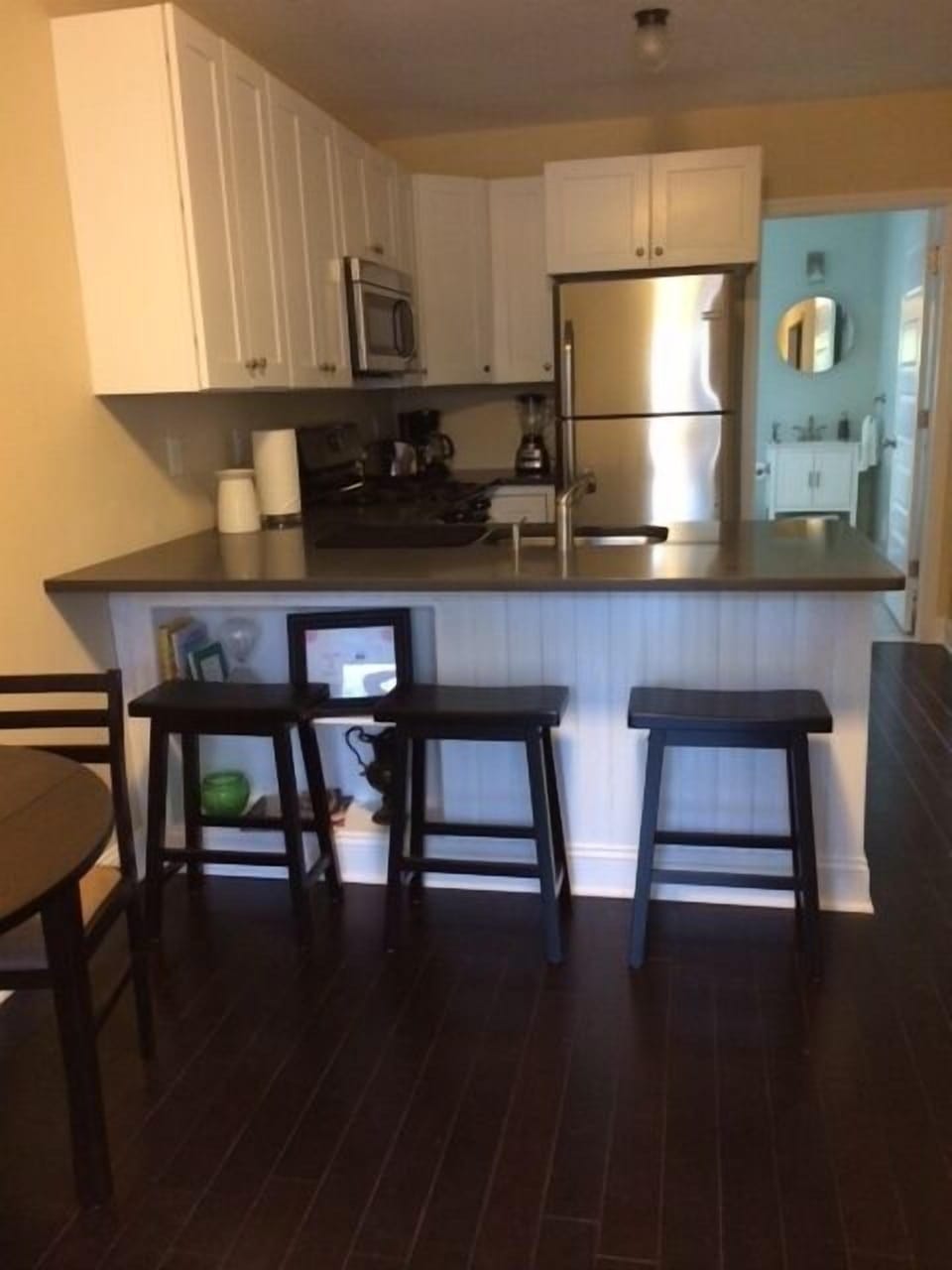 Kitchen w/ breakfast bar