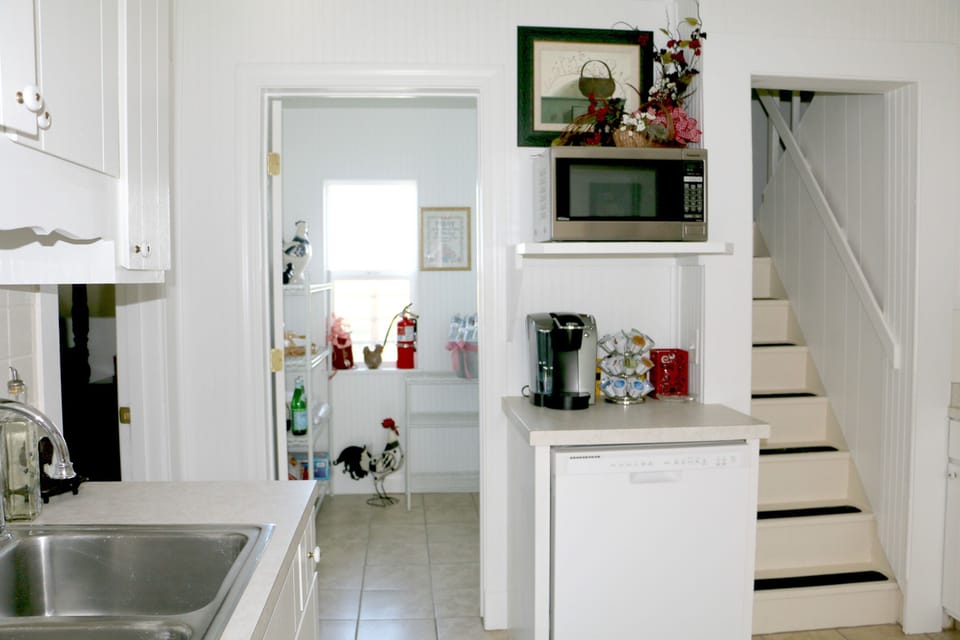 Full Kitchen and Appliances