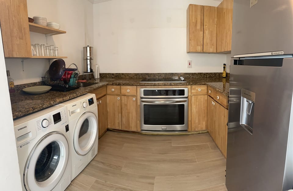 Full Kitchen with washer dryer 
