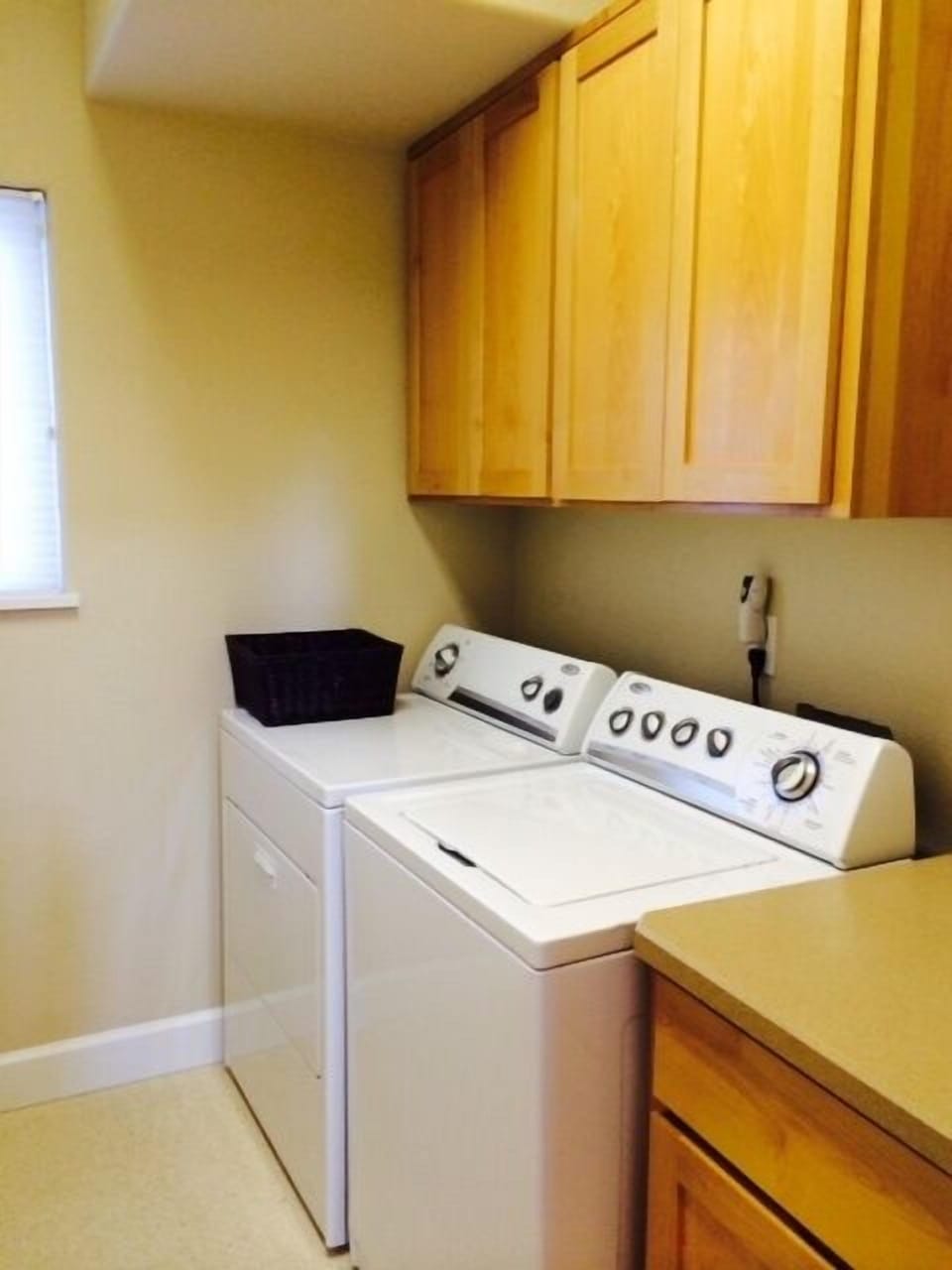 Laundry room with full size W/D