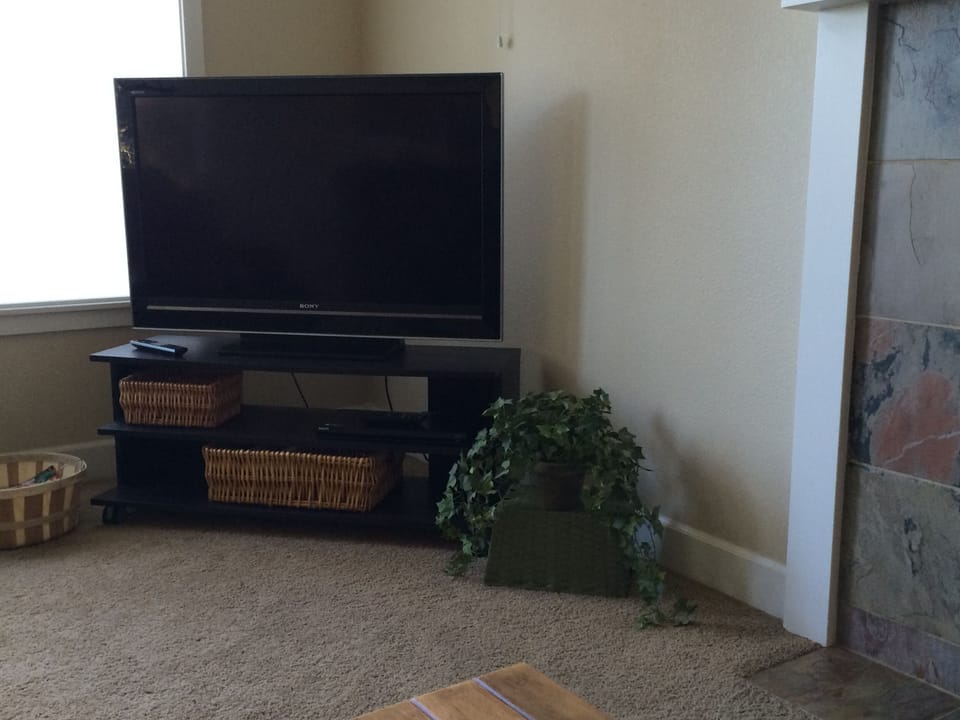 50"HDTV, cable, DVD
WiFi