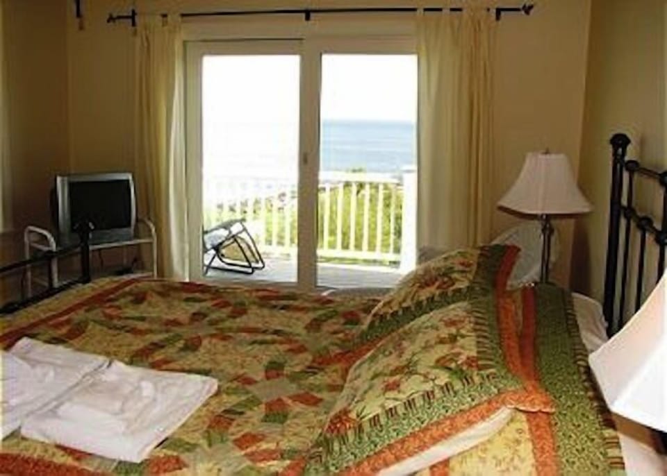 Master bedroom with ocean view: Queen Bet