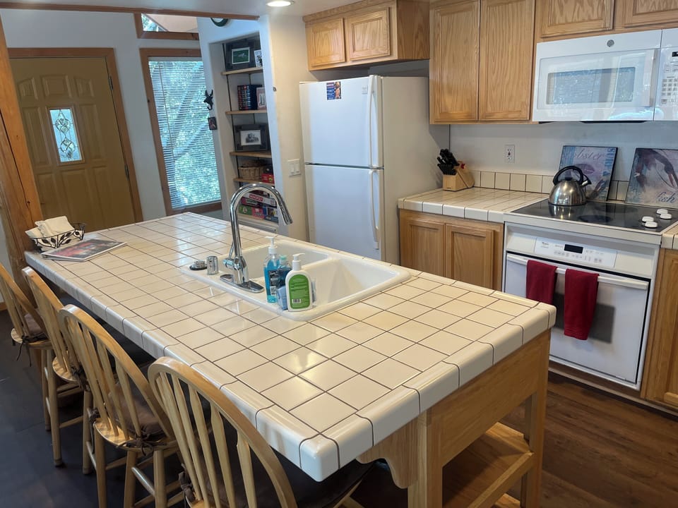 Kitchen with refrigerator, electric oven and cooktop, microwave and dishwasher