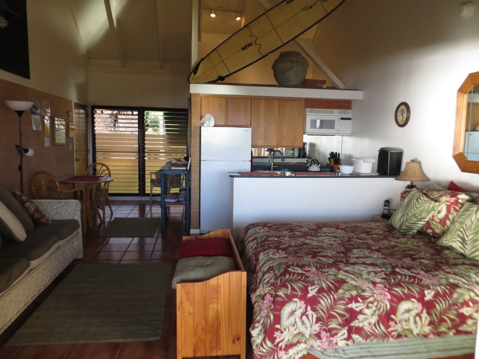 The glass louvers in the background give a nice flow of ventilation