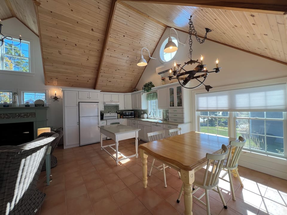 Kitchen/ dining area.