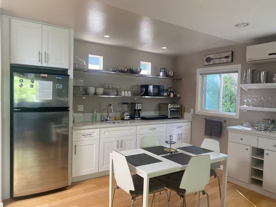 Large kitchenette with everything you need. Dine-in table and cocktail bar.