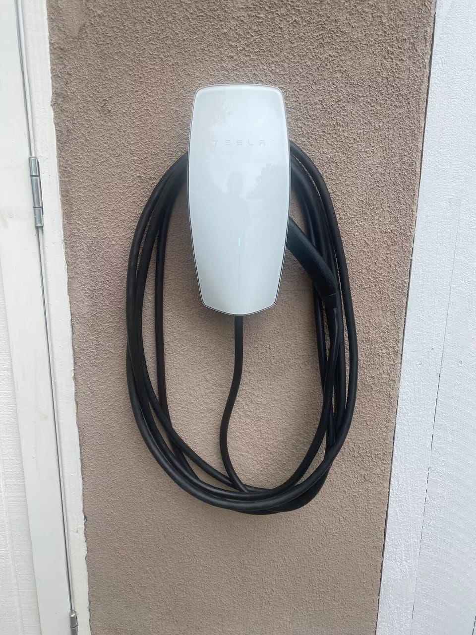 Tesla charger available for $10 per charge. Check with host for availability.