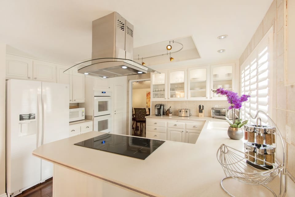 Beautiful, Bright and Clean Kitchen, all new appliances, open to Nook, Den, Bar