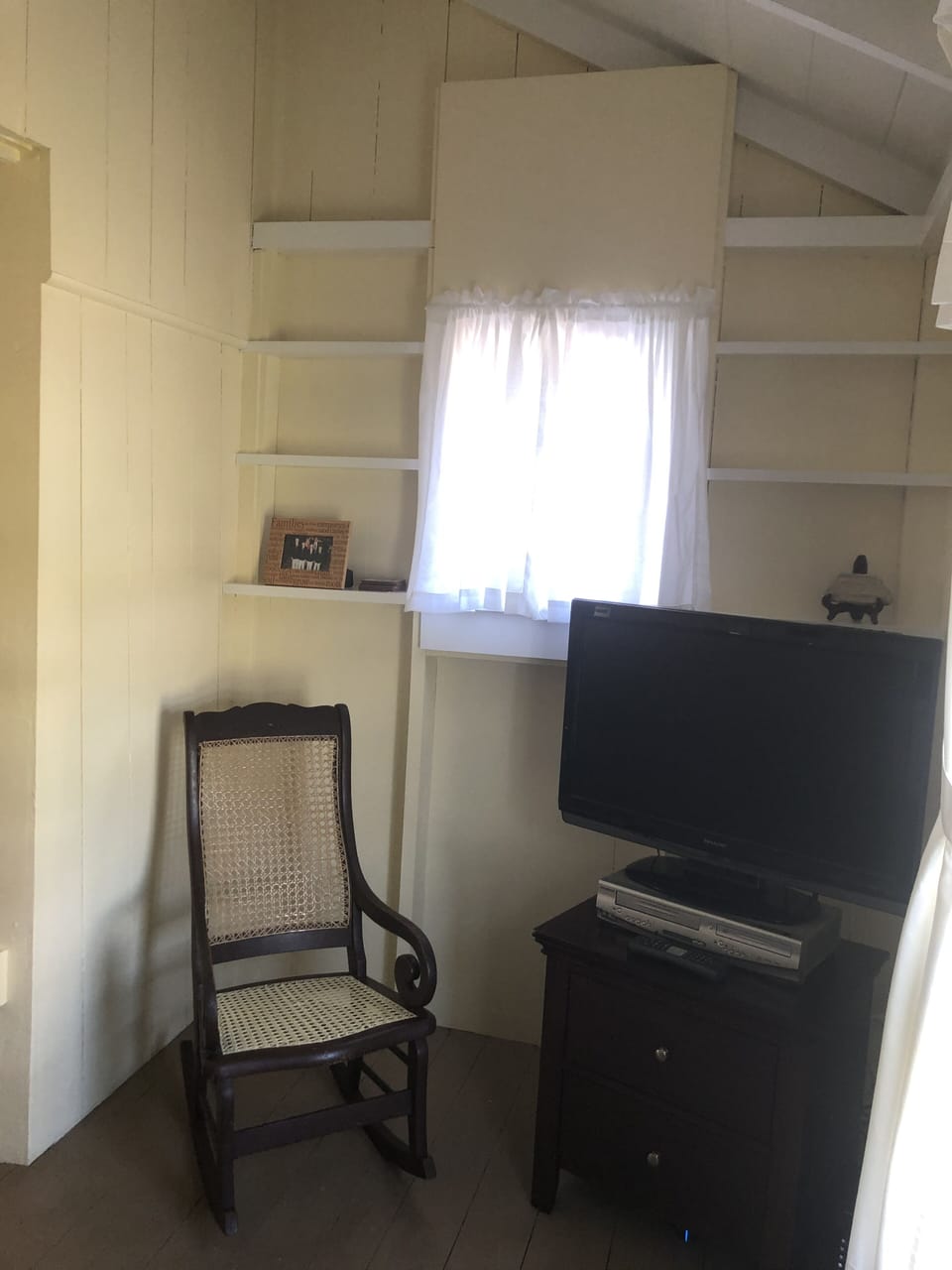 Sitting area with TV/cable/Wi-fi/DVD.