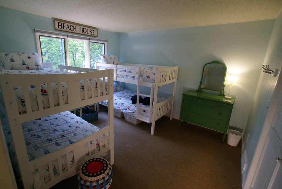 4th bedroom w/ 2 sets of bunk beds *IMPORTANT: Upper bunks max. capacity 165 lbs