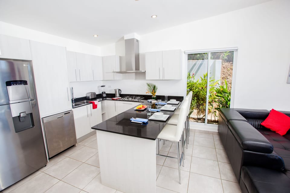 Modern open kitchen, with 4 gas hobs and microwave