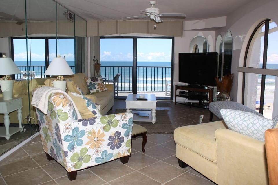 Living Room with 55' TV