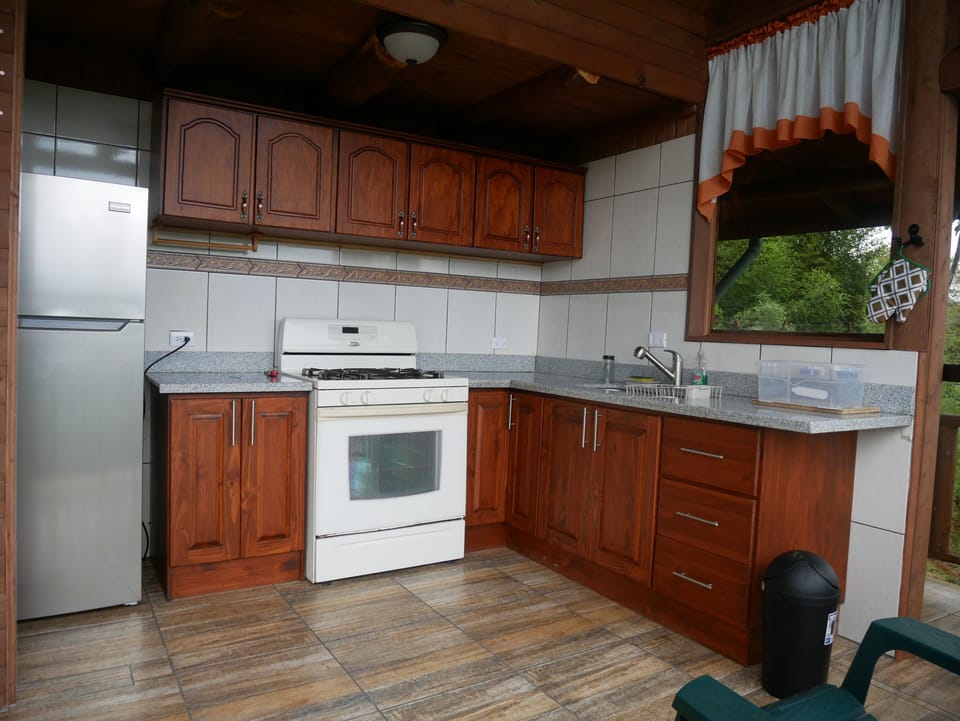 Central level, kitchen within the balcony area. Cook with the son and the stars.
