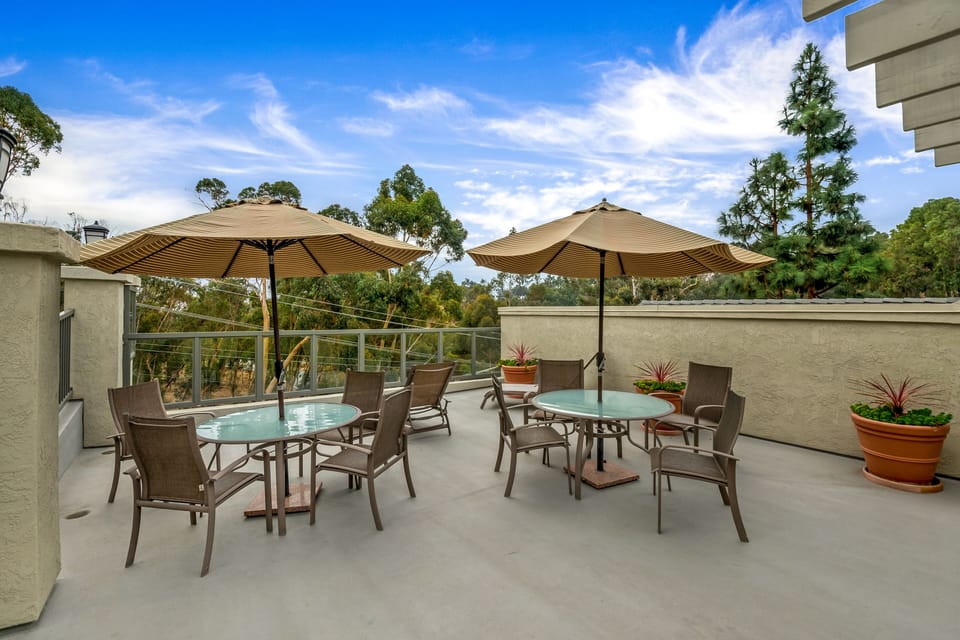 Community Roofdeck overlooking park