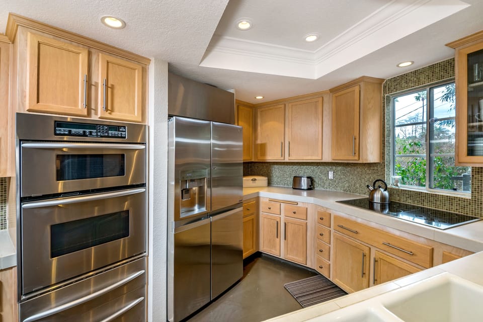 KitchenAide Oven / Micro
-- Fully stocked kitchen