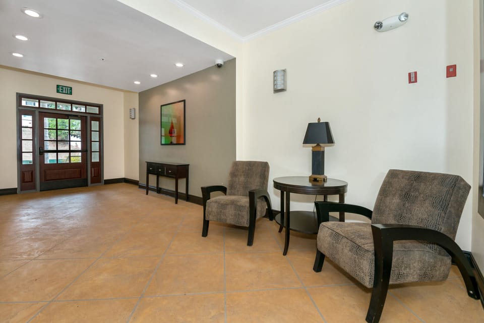 Building entrance / lobby
