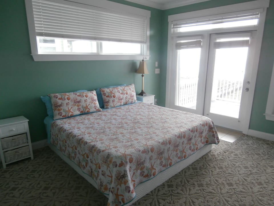 Master Bed (middle level) Oceanside (North)