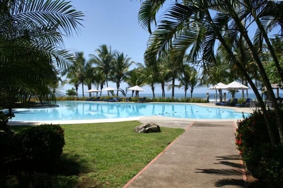Beachfront, beautiful community pool-always quiet
