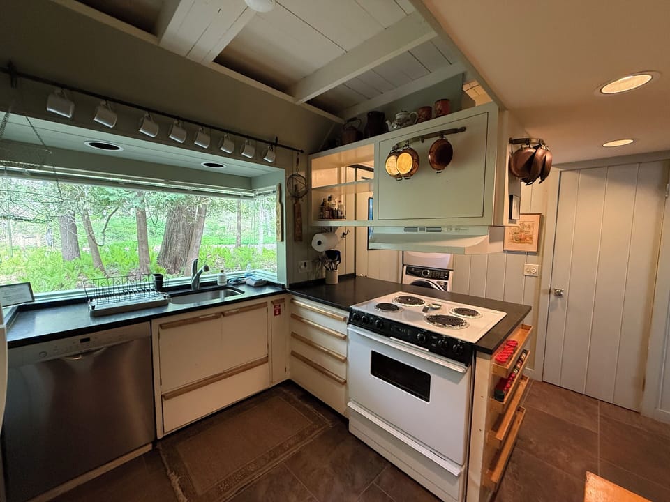 Fully equipped Kitchen. (Laundry machines can be seen behind the stove)