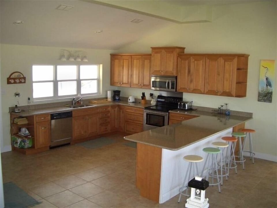 Large Kitchen / Large Breakfast Bar / Full Eating Table seats >8