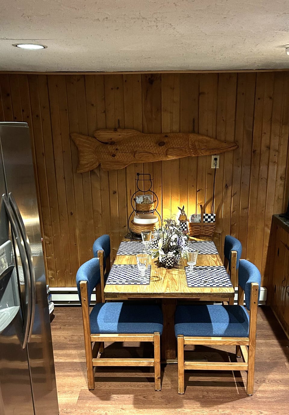 Cozy w Family made wood carvings, Icemaker Fridge, Computer, Wi-Fi, Cable TV 