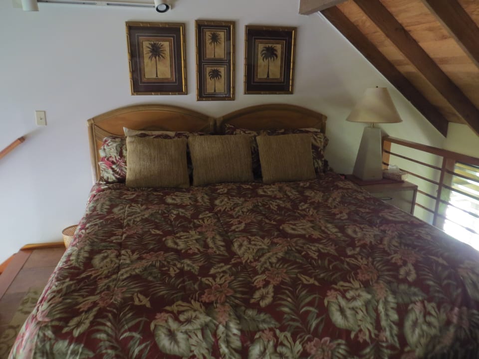 King size bed very comfy

