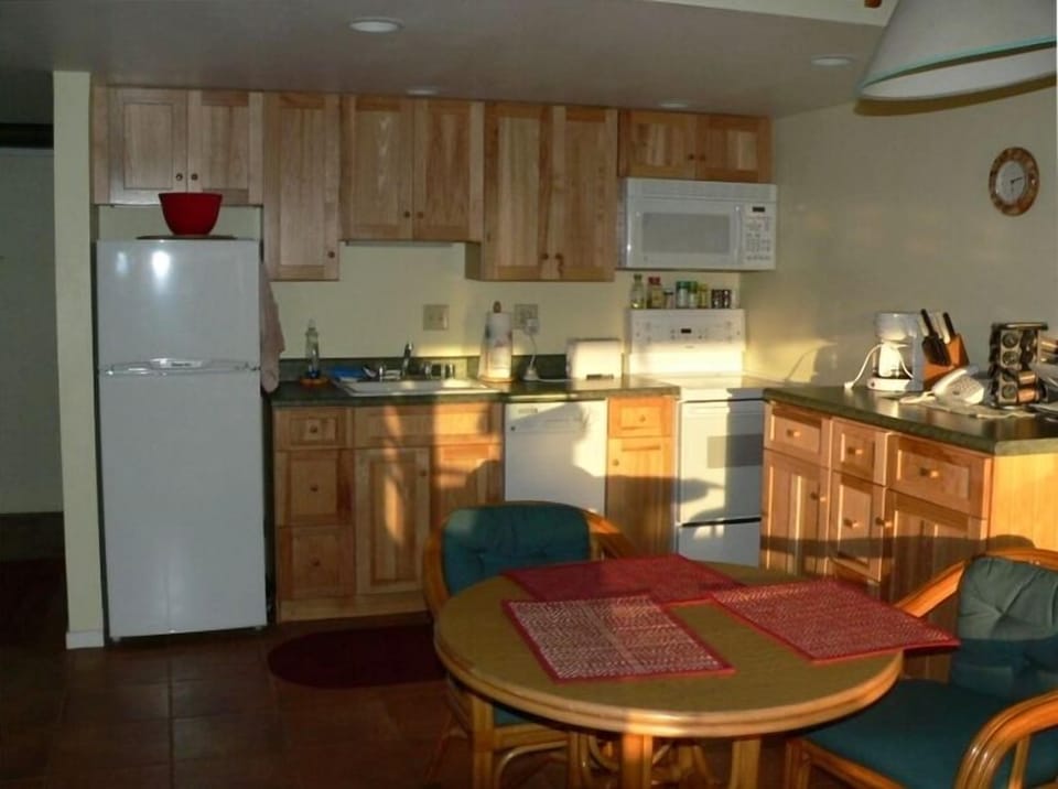 Looking into the condo from private lani