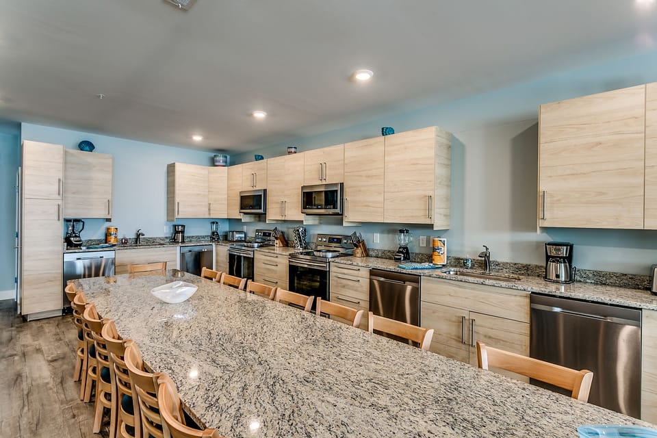 Large Pro Kitchen-has 2 of each appliance & 3 refrigerators