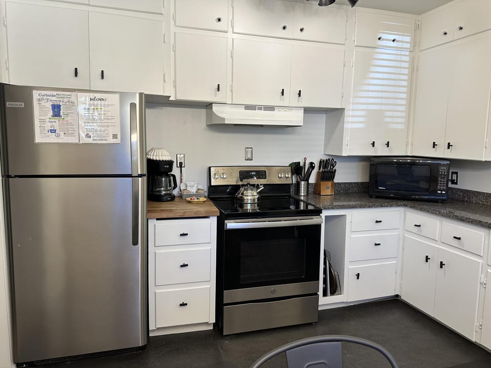 A fully furnished kitchen