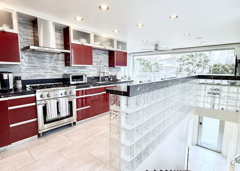 Full kitchen