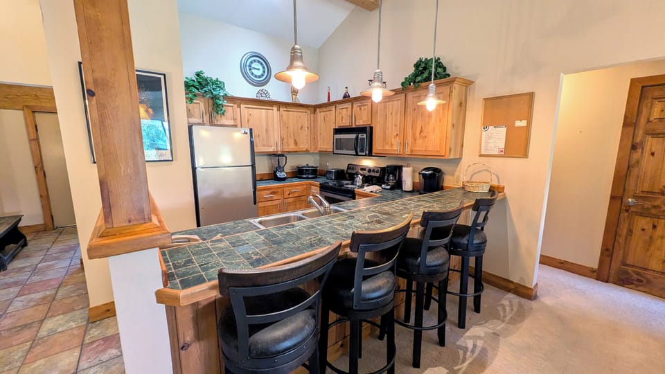 Beaver Creek West Condo O4 kitchen with breakfast bar