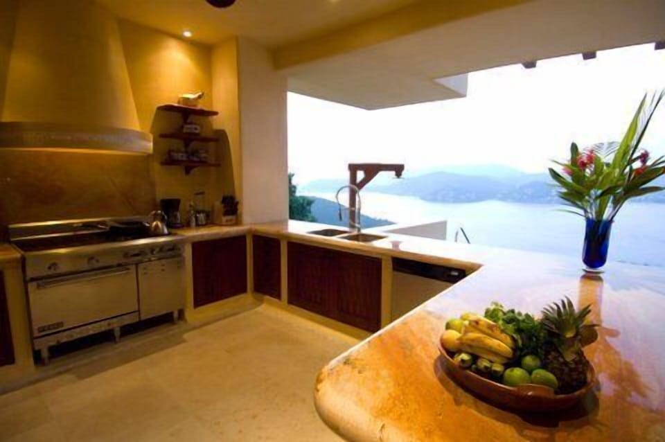 Kitchen and Eating Bar